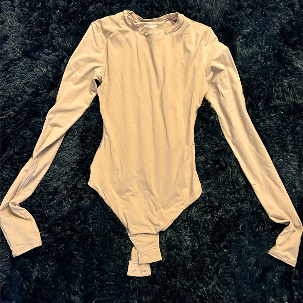 SKIMS Fits everybody thong long sleeve body suit!